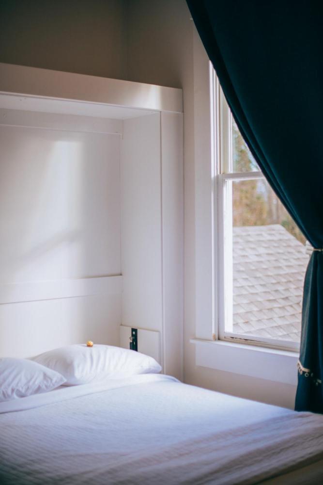 Sparrow Grove Manor Monroe Room photo