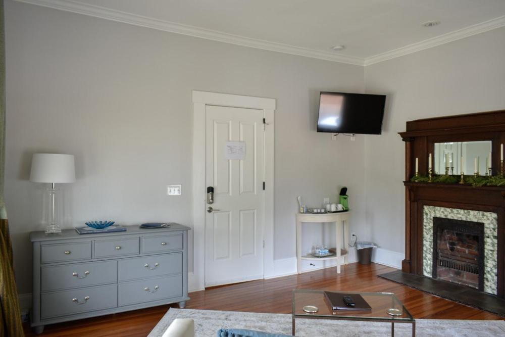 Sparrow Grove Manor Monroe Room photo