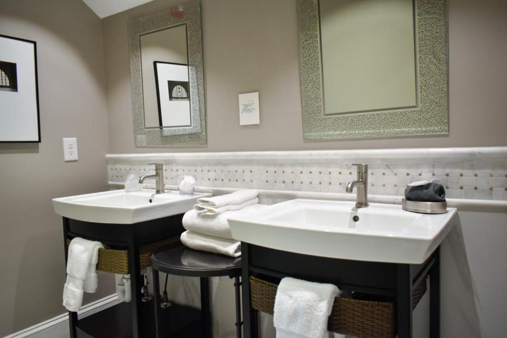 Sparrow Grove Manor Monroe Room photo