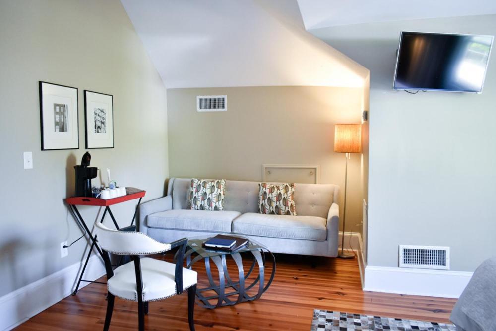 Sparrow Grove Manor Monroe Room photo