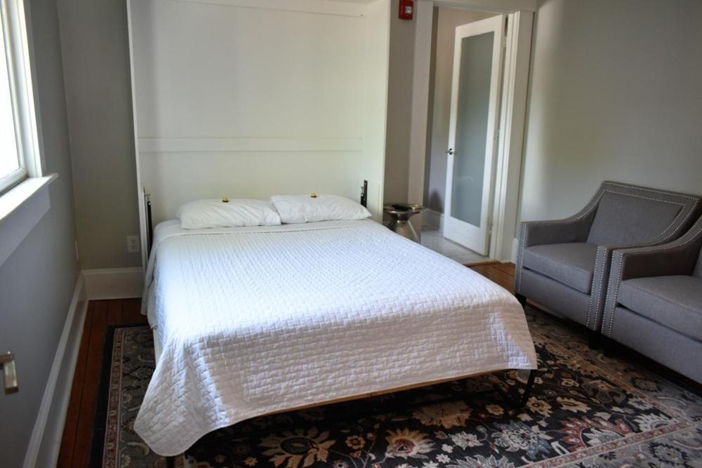Sparrow Grove Manor Monroe Room photo