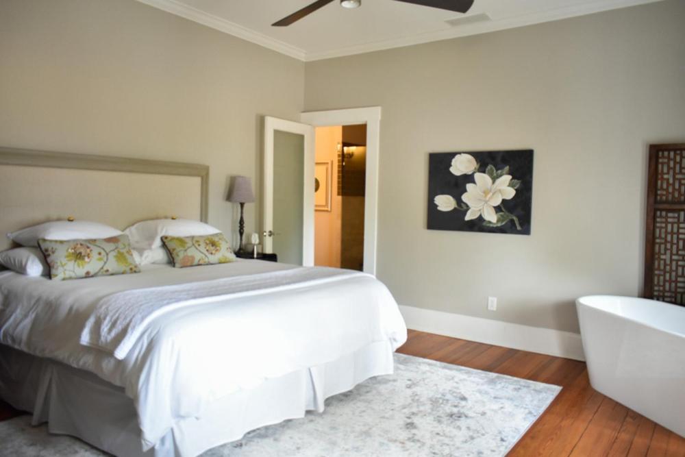 Sparrow Grove Manor Monroe Room photo